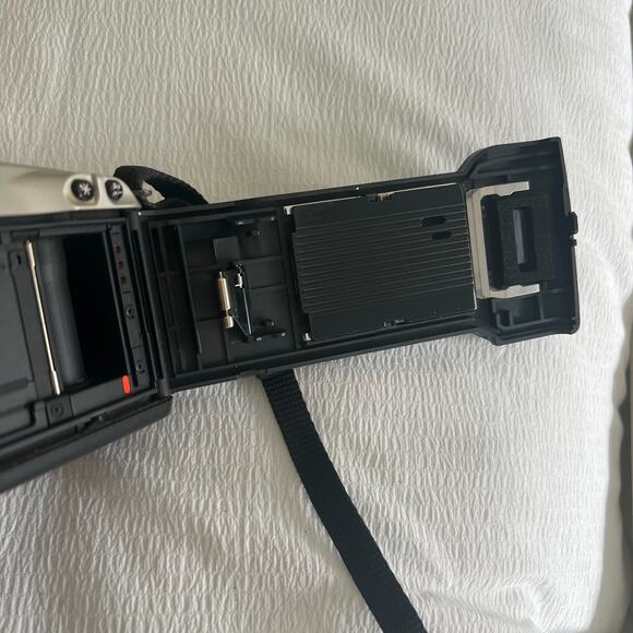 Canon EOS Rebel/2000 EOS/300 With Zoom Lens 80-200mm - Picture 9 of 11